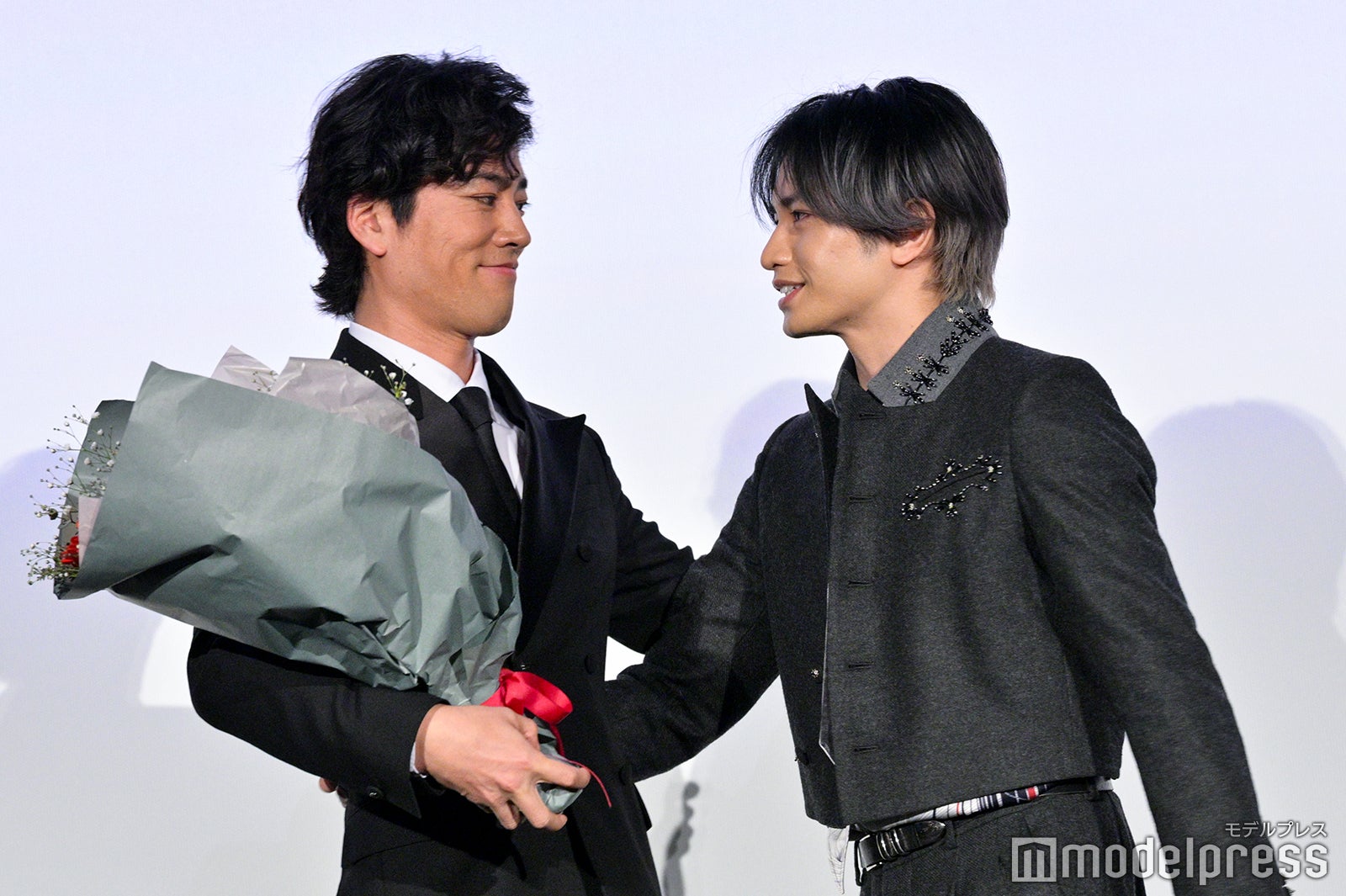 桐谷健太に花束を渡す中島健人（C）モデルプレス
