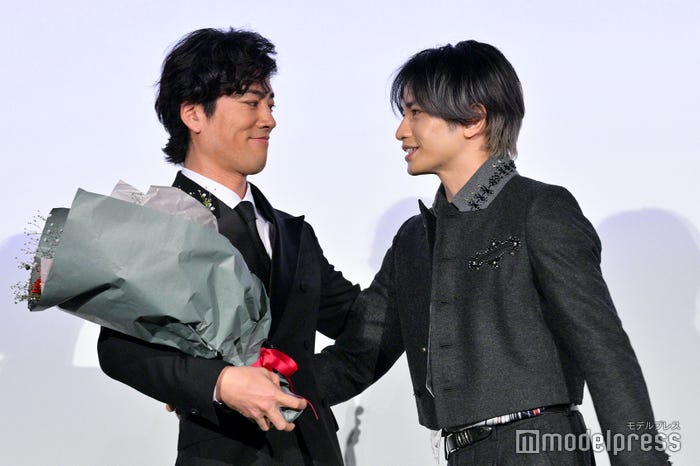 桐谷健太に花束を渡す中島健人(C)モデルプレス