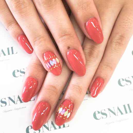赤ネイルで女度アップ/画像提供:esNAIL