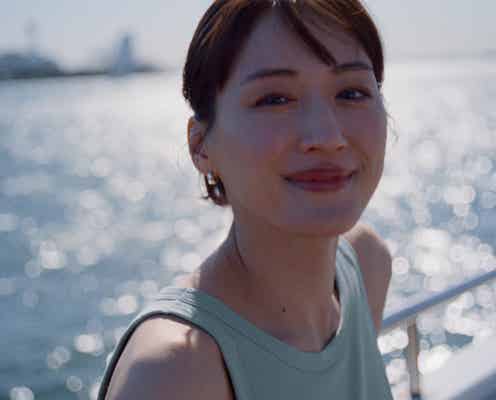綾瀬はるか、ブラトップ姿でお出かけ 爽やかに肌見せ