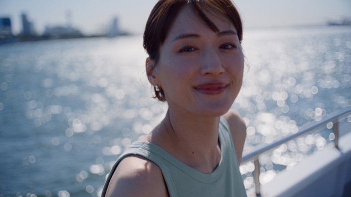 綾瀬はるか、ブラトップ姿でお出かけ 爽やかに肌見せ