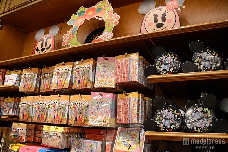 だるまモチーフのグッズが並ぶ