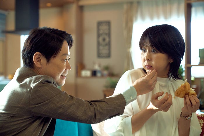 阿部サダヲ、松たか子「しあわせな結婚」第1話場面写真(C)テレビ朝日