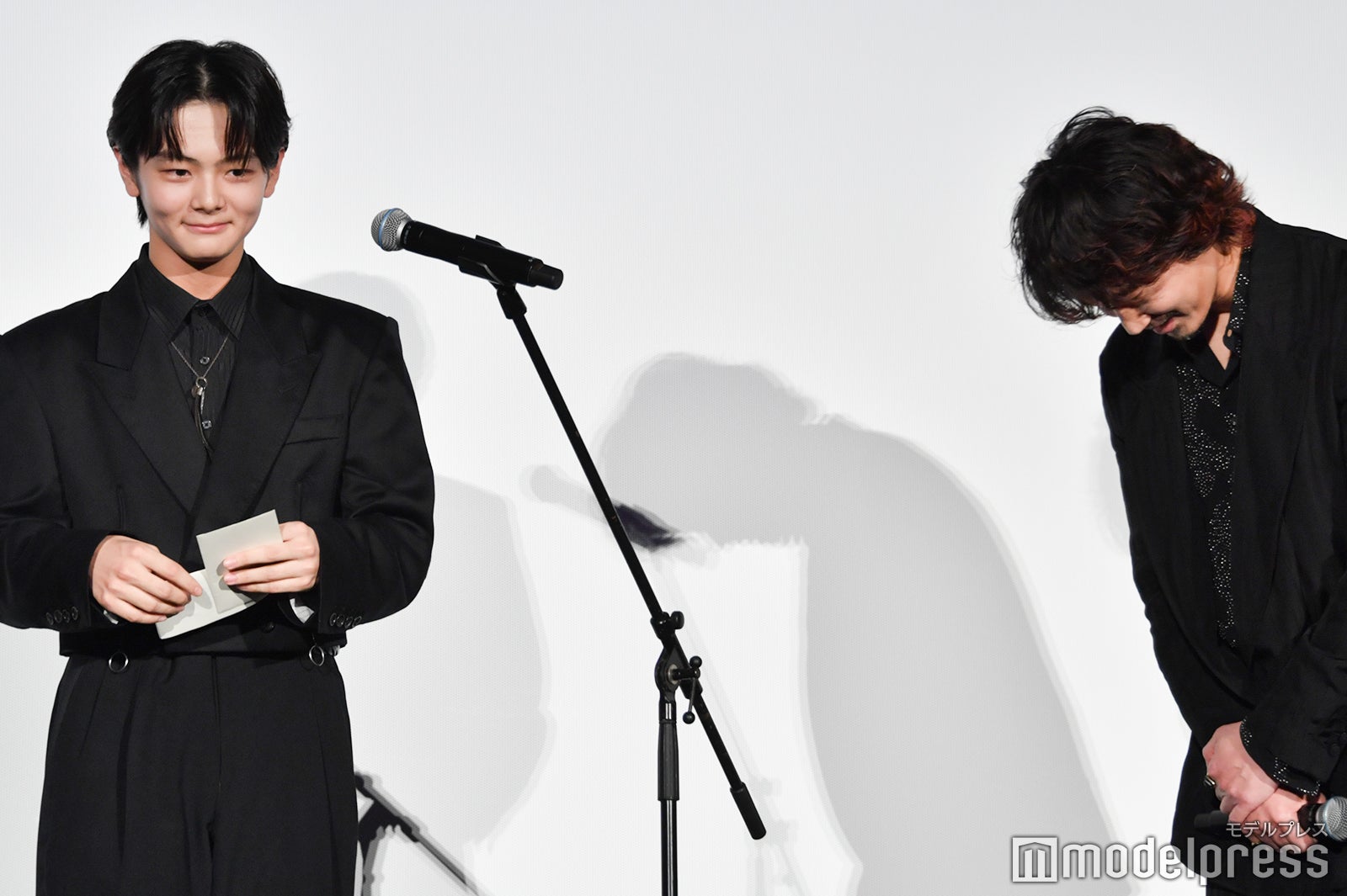 齋藤潤の手紙に感謝する綾野剛（C）モデルプレス