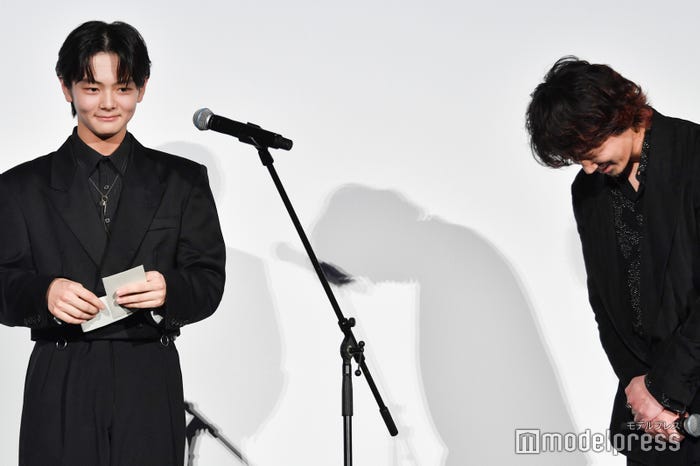 齋藤潤の手紙に感謝する綾野剛(C)モデルプレス