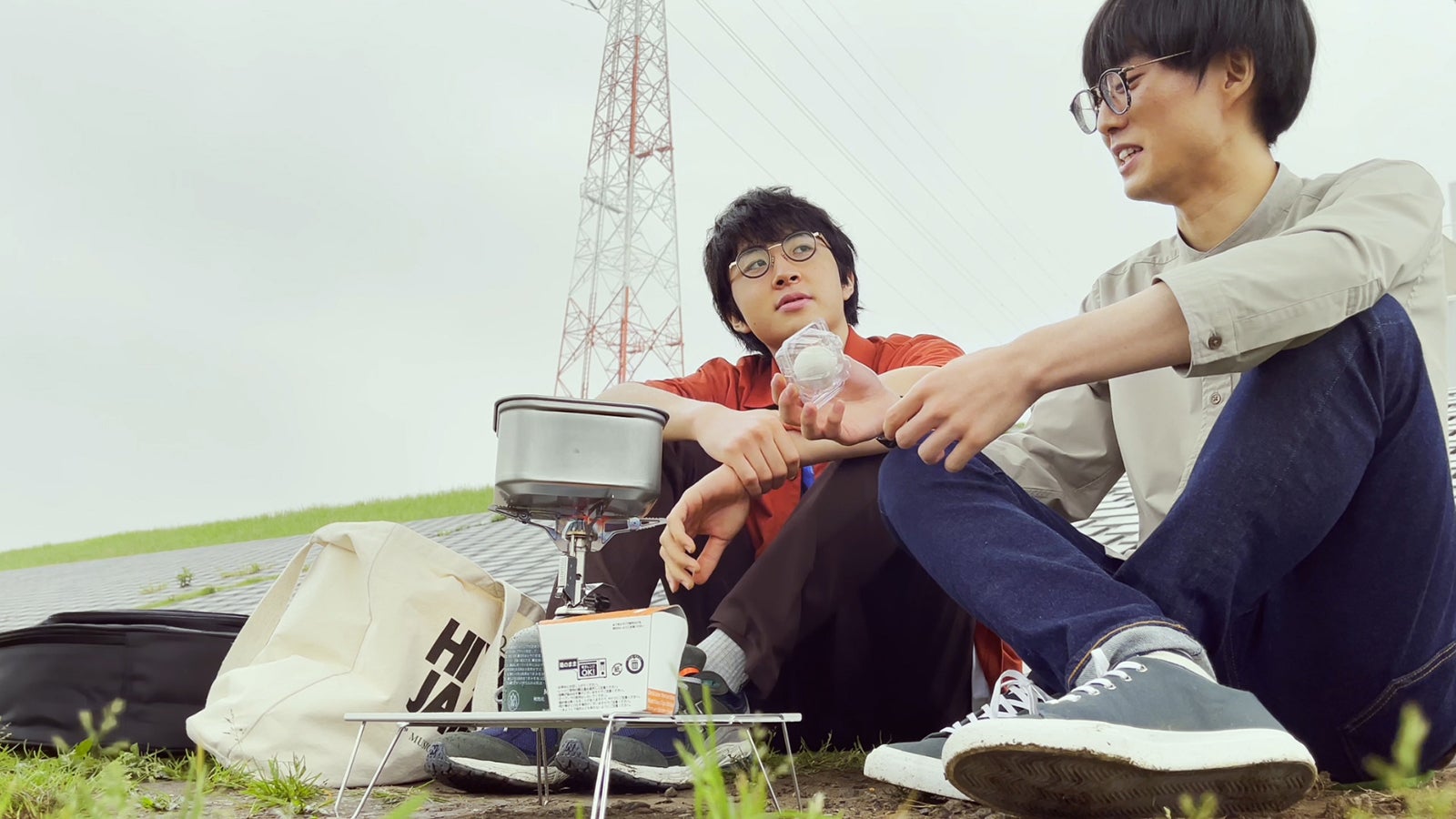 「チキンラーメン」CM、河川敷でラーメン食べるめがねの2人組は誰？