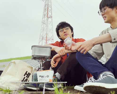 「チキンラーメン」CM、河川敷でラーメン食べるめがねの2人組は誰?