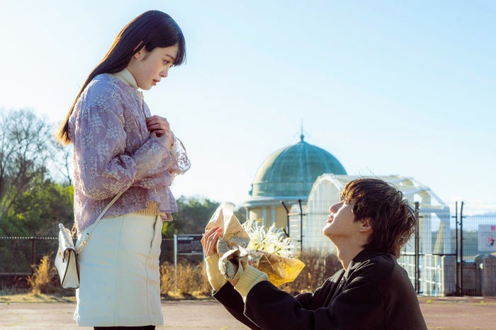 高石あかり、橋本涼「墜落JKと廃人教師Lesson2」最終話より(C)sora・白泉社(C)「墜落JKと廃人教師」製作委員会・MBS