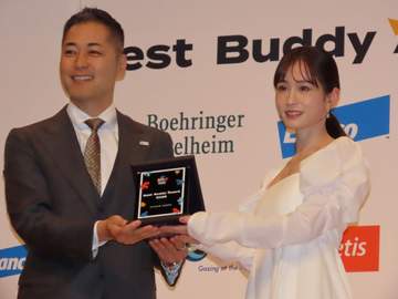 前田敦子 デコルテ光る白の華やかドレスで登場 ベストバディアワードでペットに感謝「日々助けられている」