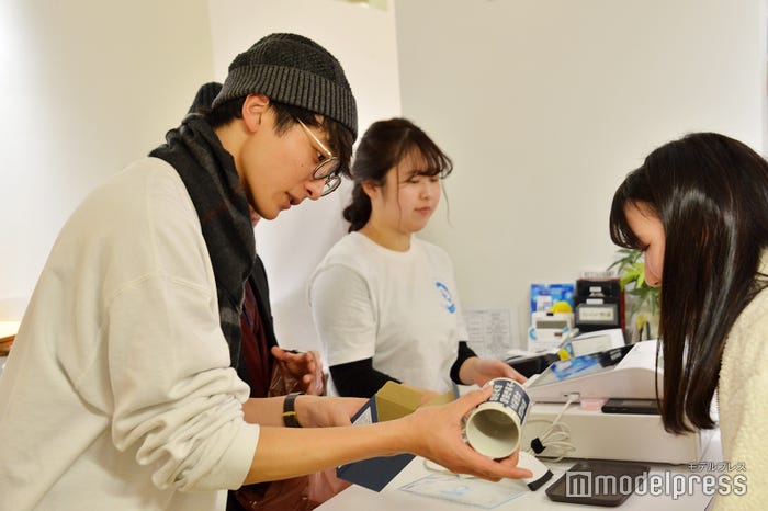 湯呑みにキズがないかご確認いただく小関裕太(C)モデルプレス