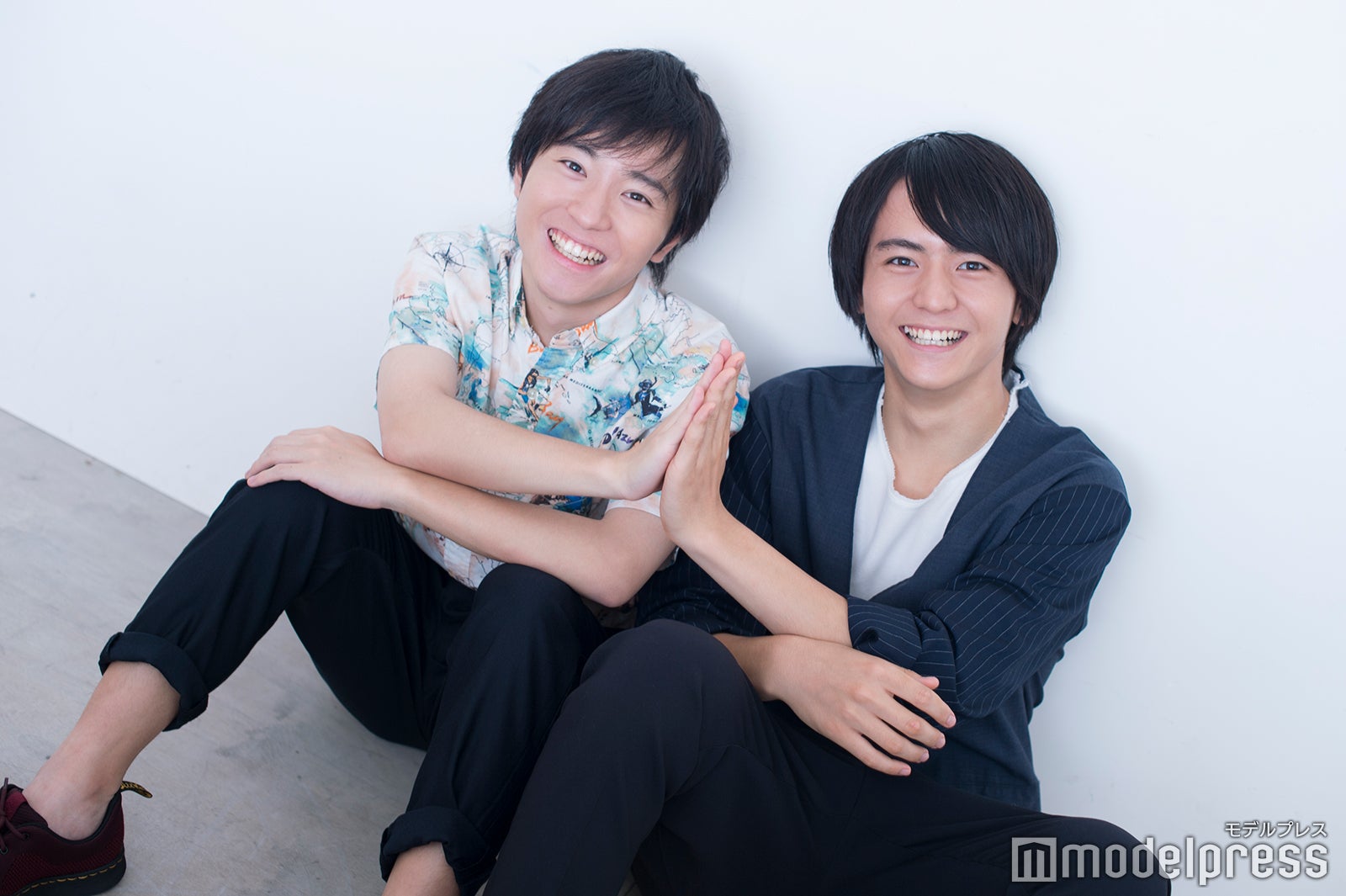 「手でも合わせてみます？」という田川さんの謎ポーズ提案（笑）に、戸惑いつつも応じる浦上さん （C）モデルプレス