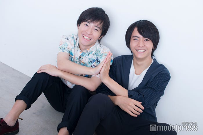 「手でも合わせてみます?」という田川さんの謎ポーズ提案(笑)に、戸惑いつつも応じる浦上さん (C)モデルプレス