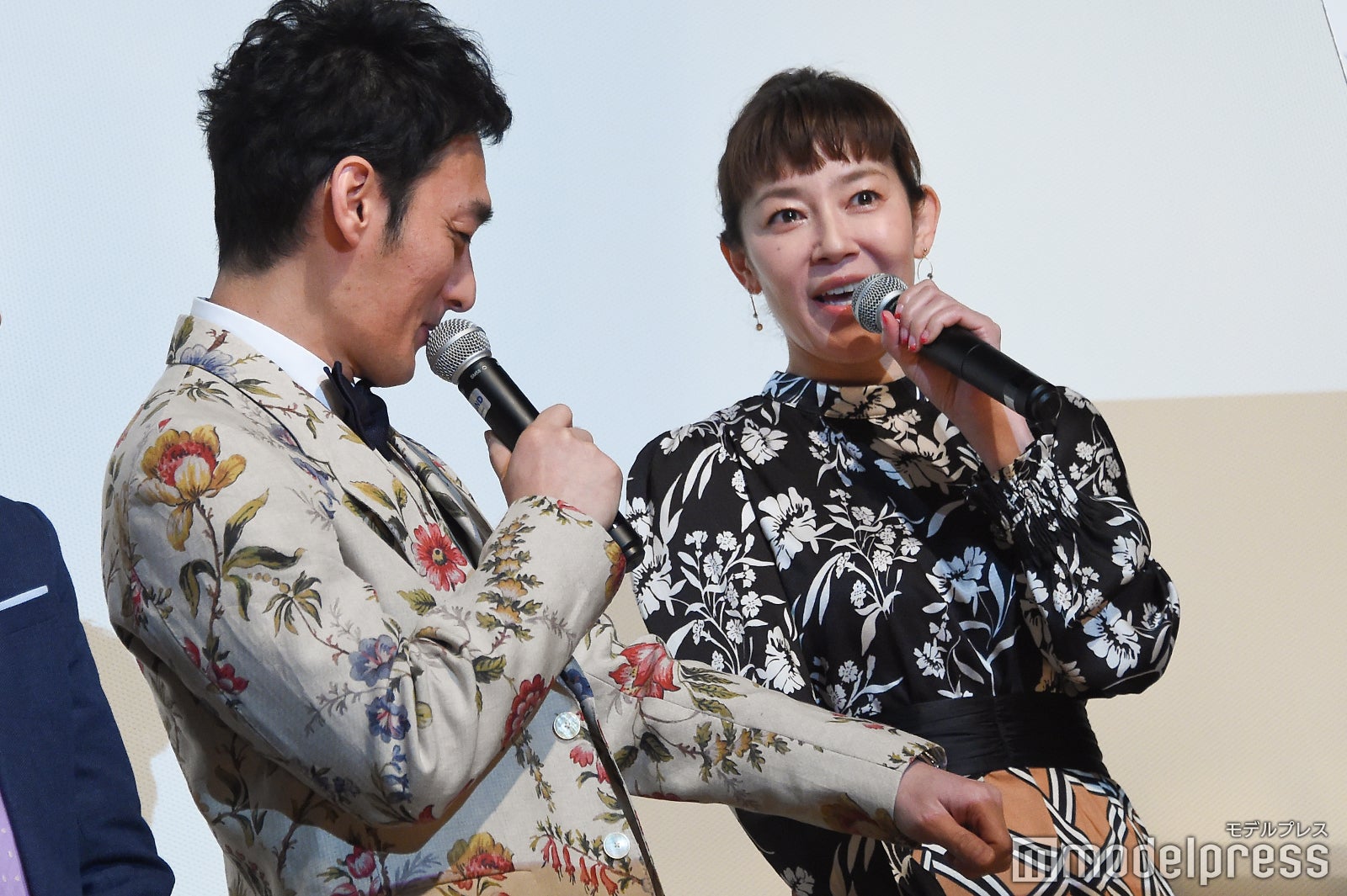 須藤理彩にお揃いの花柄をアピールする草なぎ剛 （C）モデルプレス