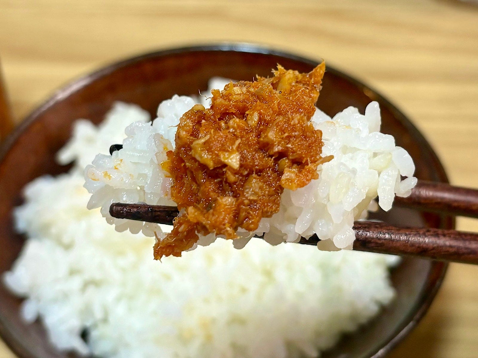 ひと口食べるだけで、ガツンと感じる辛み！