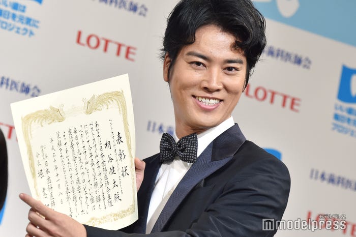 賞状を見せてくれる桐谷健太 (C)モデルプレス