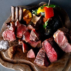 がっつり豪快、コスパ抜群! 肉のテーマパーク『me at park』で本気でウマい肉を喰らう【中野】