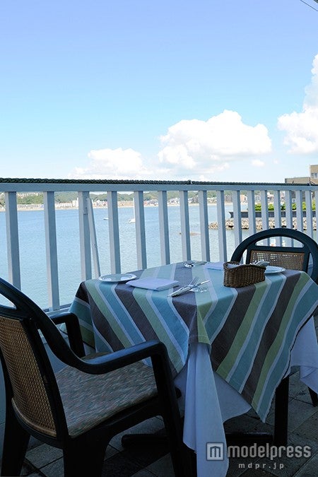 オーシャンビューのテラス席／画像提供：レストラン ラ・マーレ・ド・茶屋
