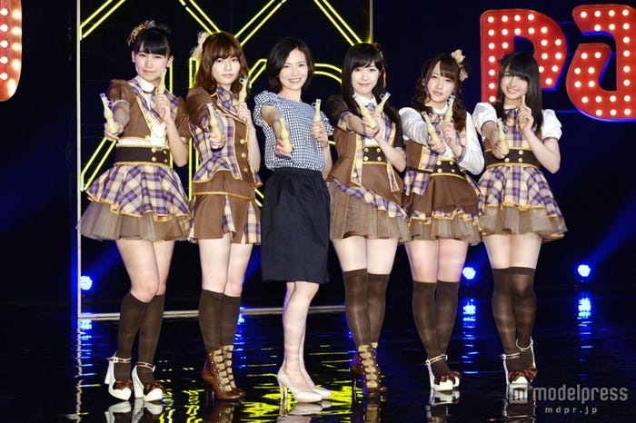 左から:小嶋真子、島崎遥香、塚本まり子さん、渡辺麻友、川栄李奈、大和田南那