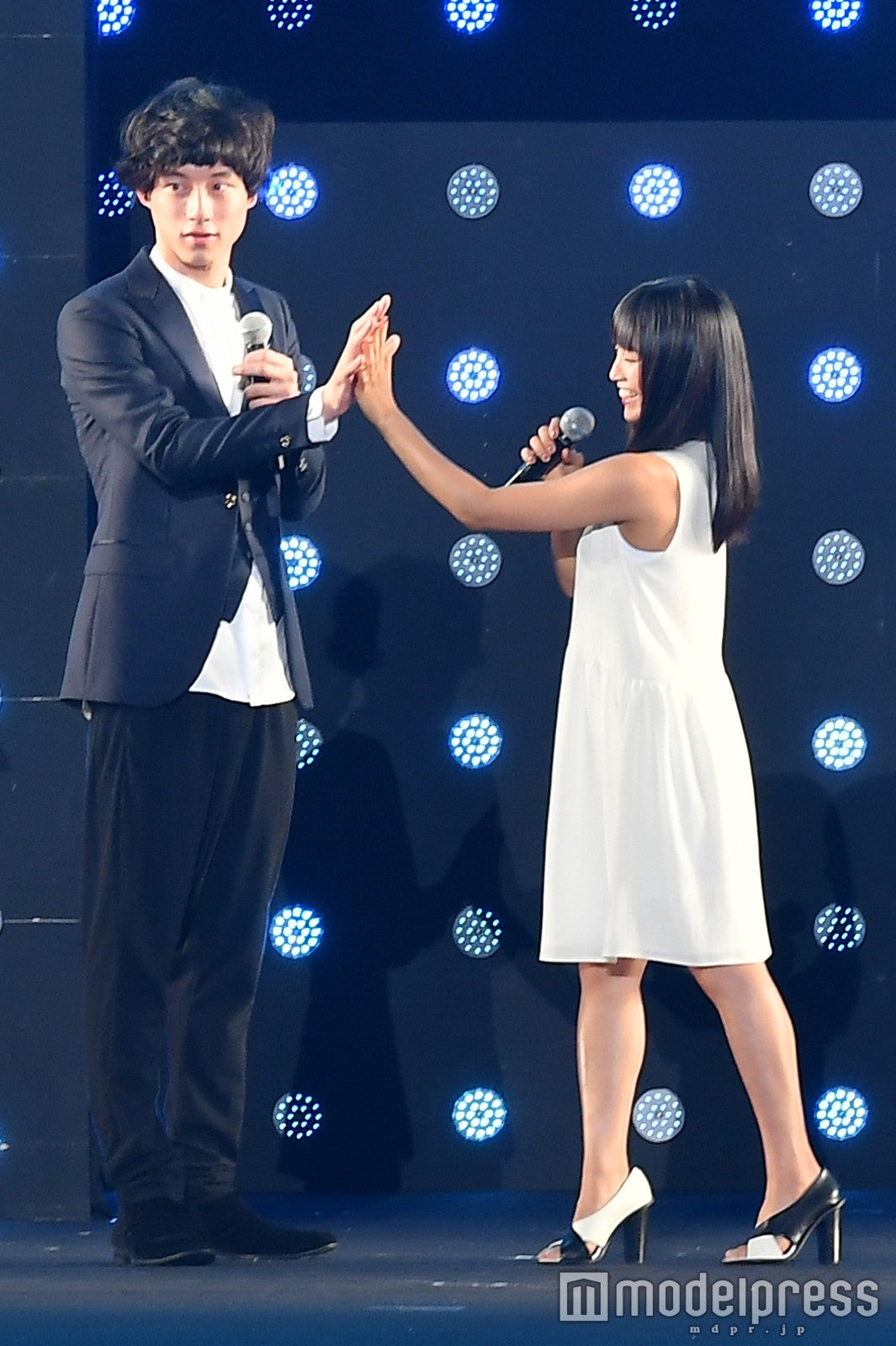 miwa、坂口健太郎と“手合わせ”に会場絶叫 シークレットゲストで