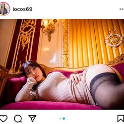 伊織いお、ニットワンピ姿で大胆に投げ出した美脚ショット