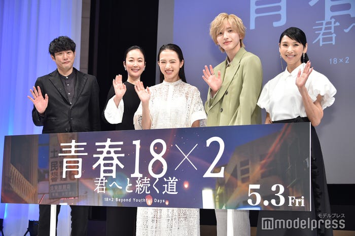 (左から)藤井道人監督、黒木華、清原果耶、道枝駿佑、黒木瞳(C)モデルプレス