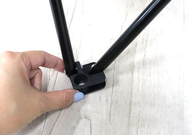ダイソー　折りたたみアウトドアチェア（収納袋付、背もたれ付）　足