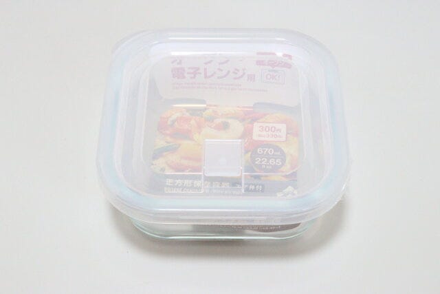 ダイソー　正方形保存容器（エア弁付き、670mL）　パッケージ