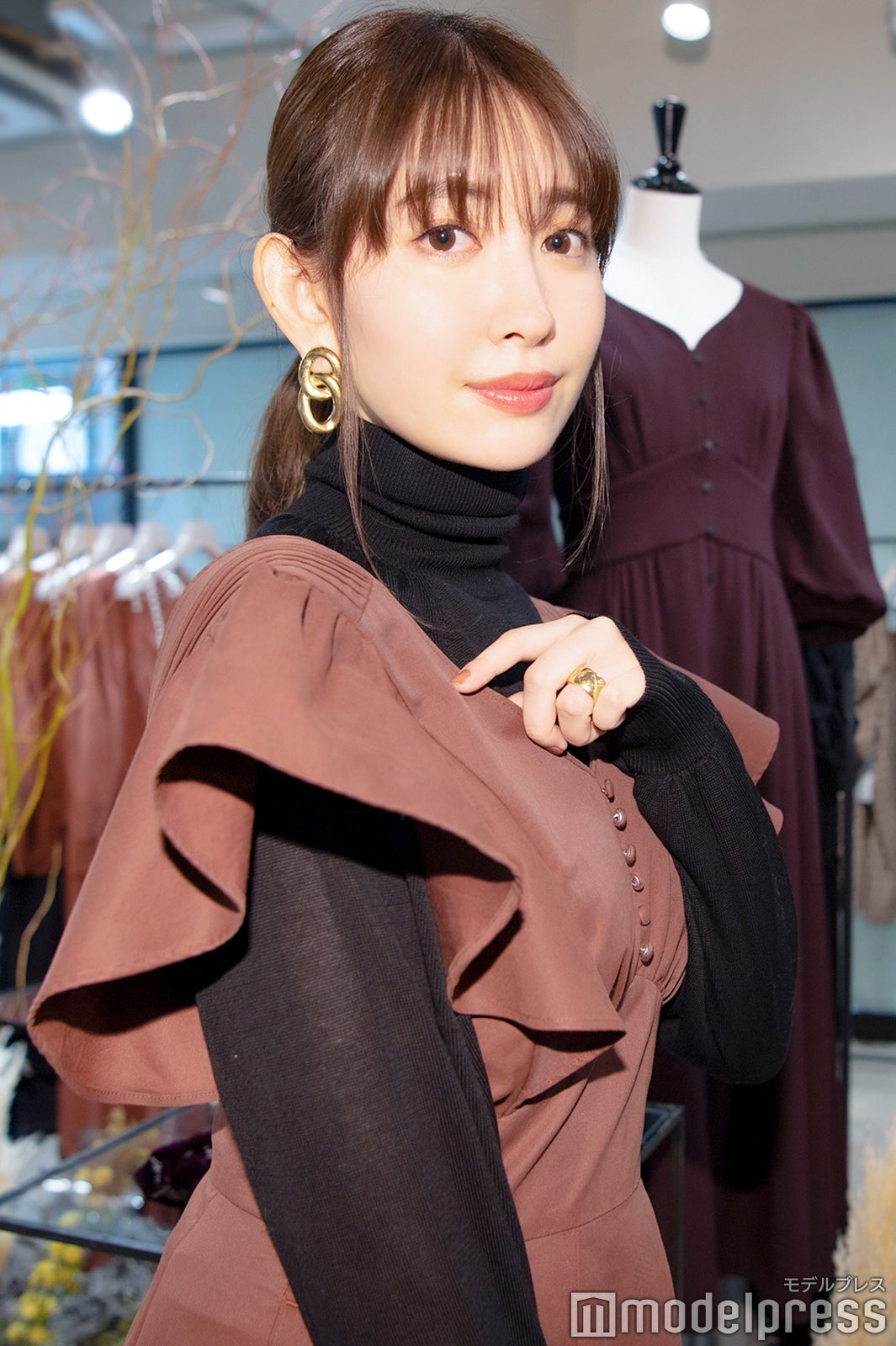 肩のフリルがポイント （C）モデルプレス