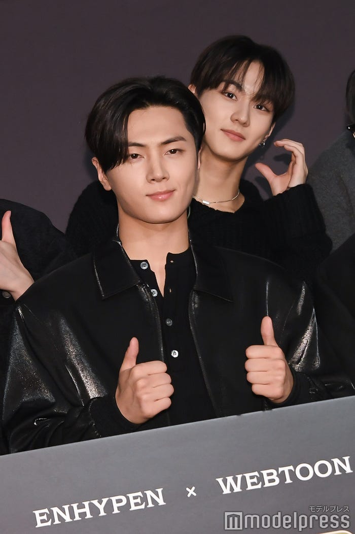 JAY(ジェイ)の後ろからひょこっと顔を出してルダハートを決めるJUNGWON(ジョンウォン)(C)モデルプレス