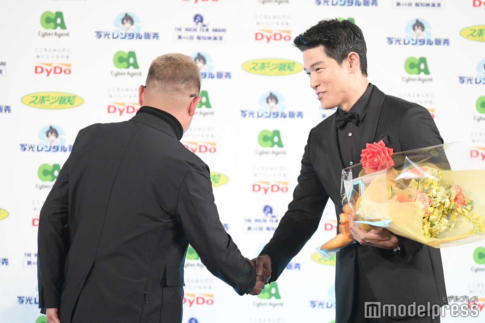 （右）鈴木亮平（C）モデルプレス