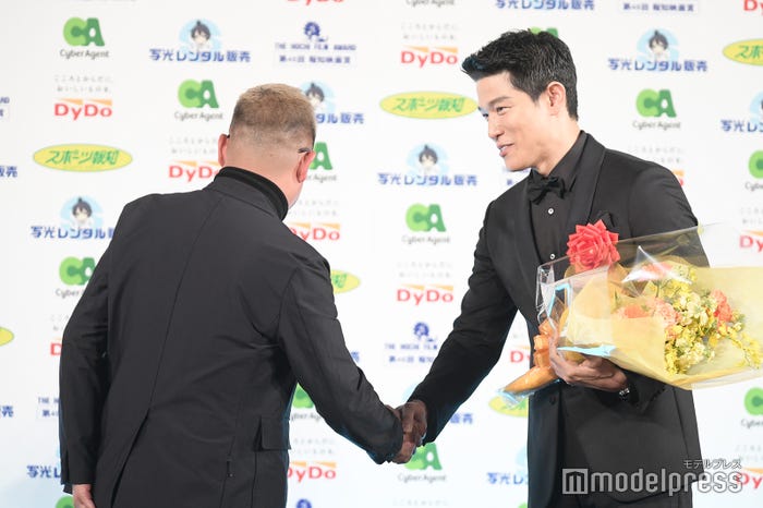 (右)鈴木亮平(C)モデルプレス