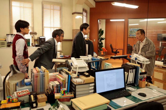 中島健人、渡辺いっけい、菅原大吉、でんでん「シッコウ!!~犬と私と執行官~」第6話より(C)テレビ朝日