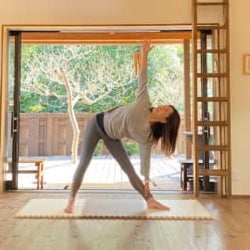 その下半身太りは歪みかも?お家で1分歪みを整えるヨガポーズ