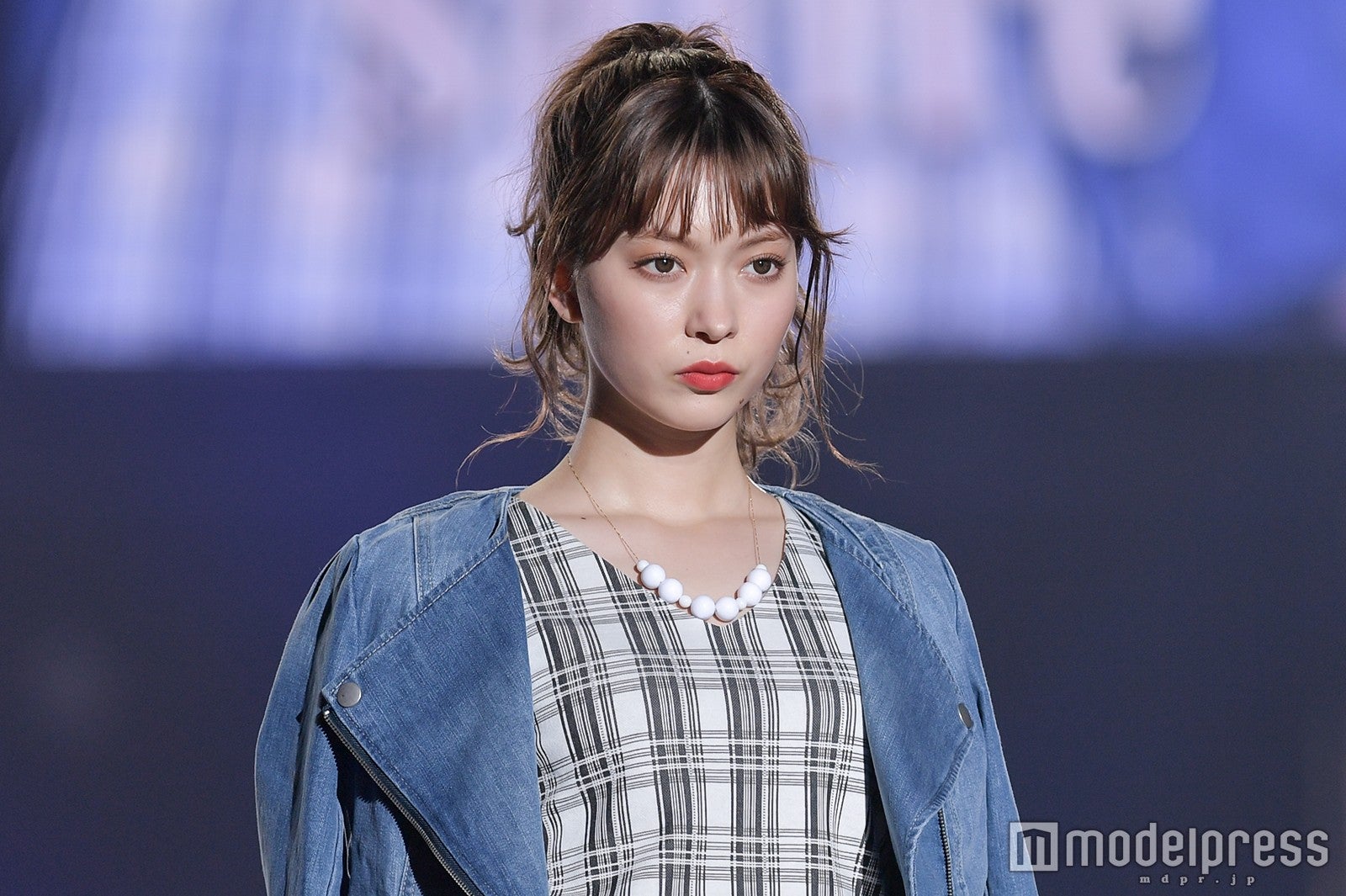 八木アリサ、ミニワンピで美脚披露 輝く白肌に釘付け＜福岡アジアコレクション2018 S／S＞