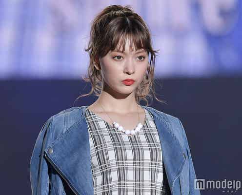 八木アリサ、ミニワンピで美脚披露 輝く白肌に釘付け<福岡アジアコレクション2018 S/S>