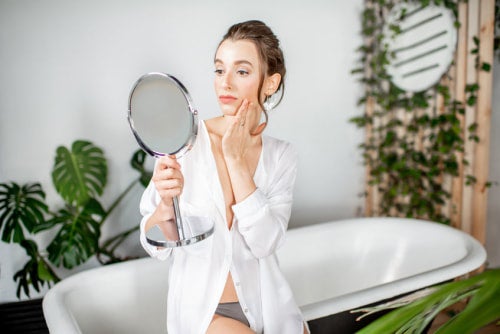 スキンケアをする女性