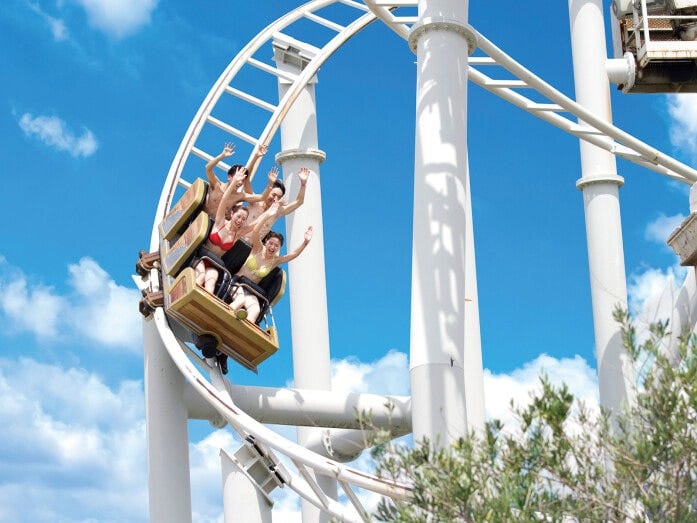 トロッコ型のコースター「アクア ウィンド」など、プール周辺にアトラクションがあります