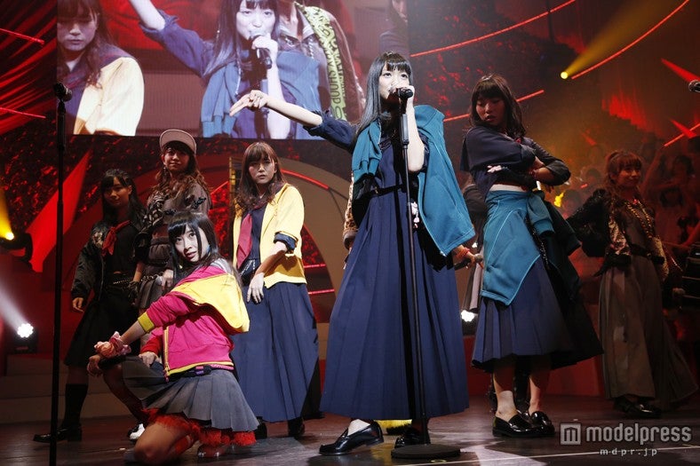 「マジスカロックンロール」 北原・高城・藤江・永尾・高柳・梅田・多田・柴田（C）AKS