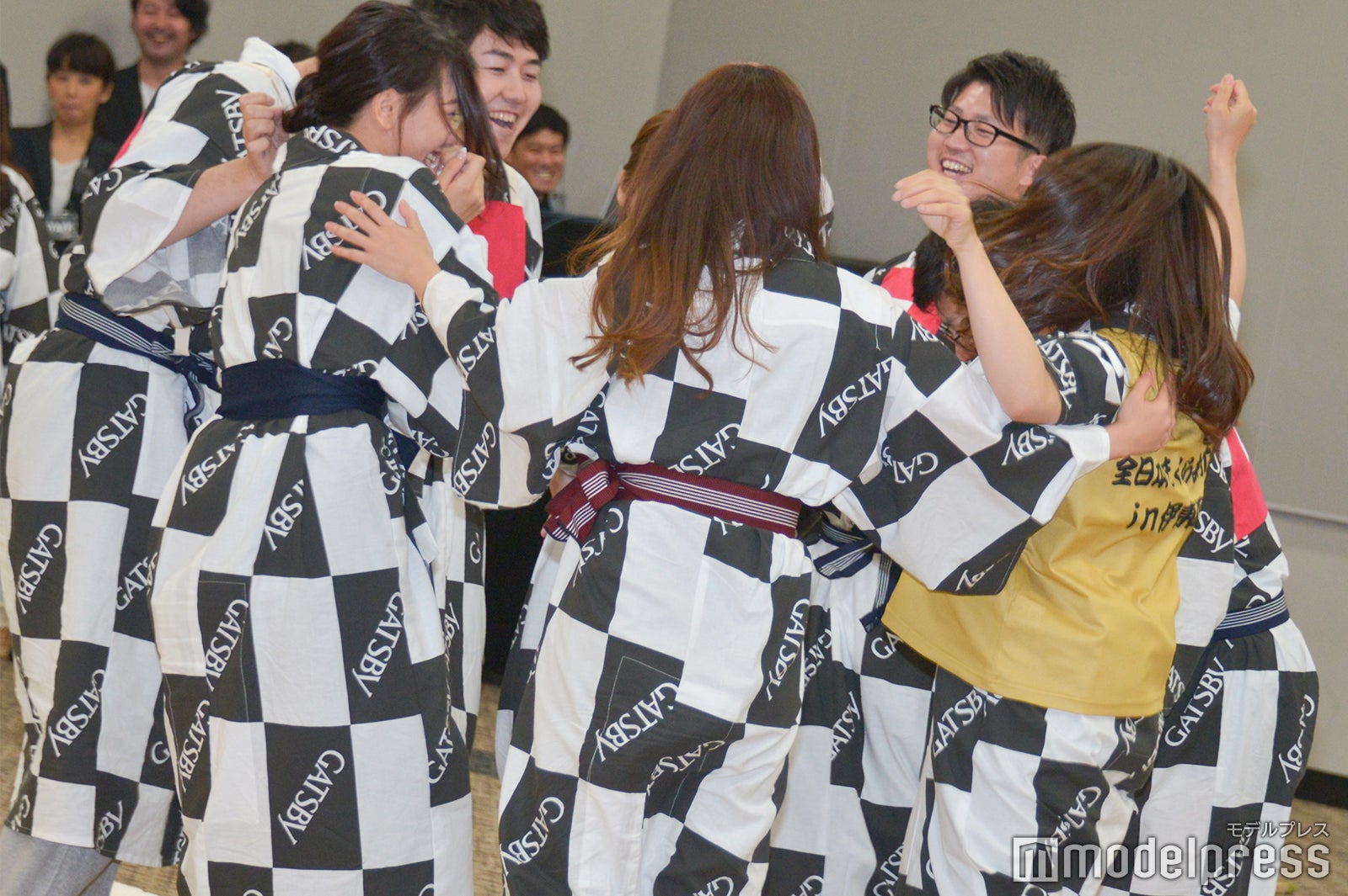 先取し喜ぶ （C）モデルプレス