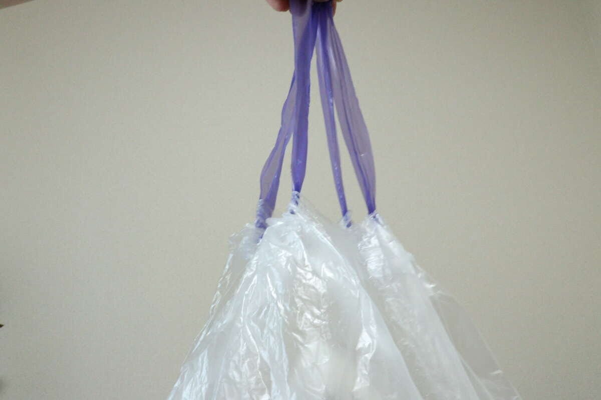 ゴミ袋（ひも付、25L、11枚）　口を閉じる