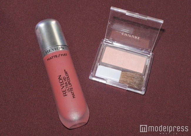 画像左から【レブロン】「ウルトラHDマットリップカラー“018 キスイズ”／写真・MAKO（C）モデルプレス