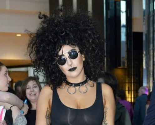 レディー・ガガ、白塗りであのキャラに似てきた?