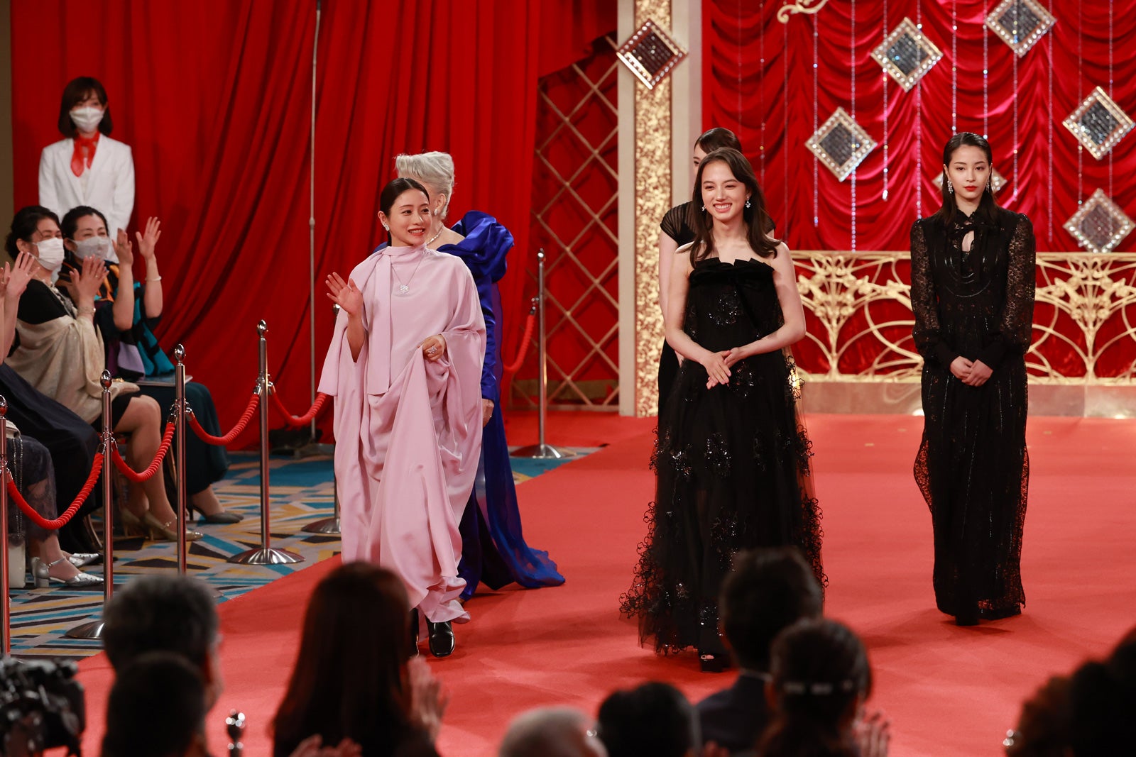 石原さとみ、草笛光子、西野七瀬、清原果耶、広瀬すず（C）東京写真記者協会