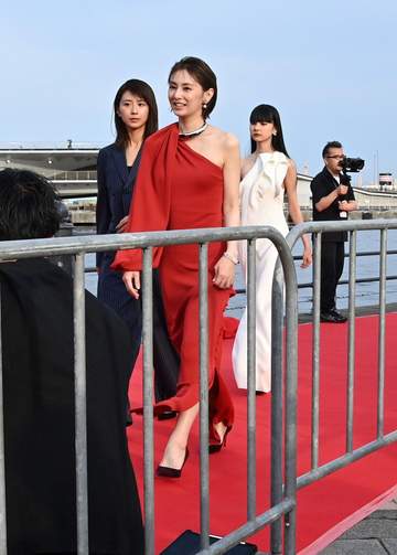 誰？ 凄いドレスの北川景子の後ろで 17歳女優が圧倒的な透明感 本当の母娘みたい 映画祭で凛としたオーラ放つクールビューティー