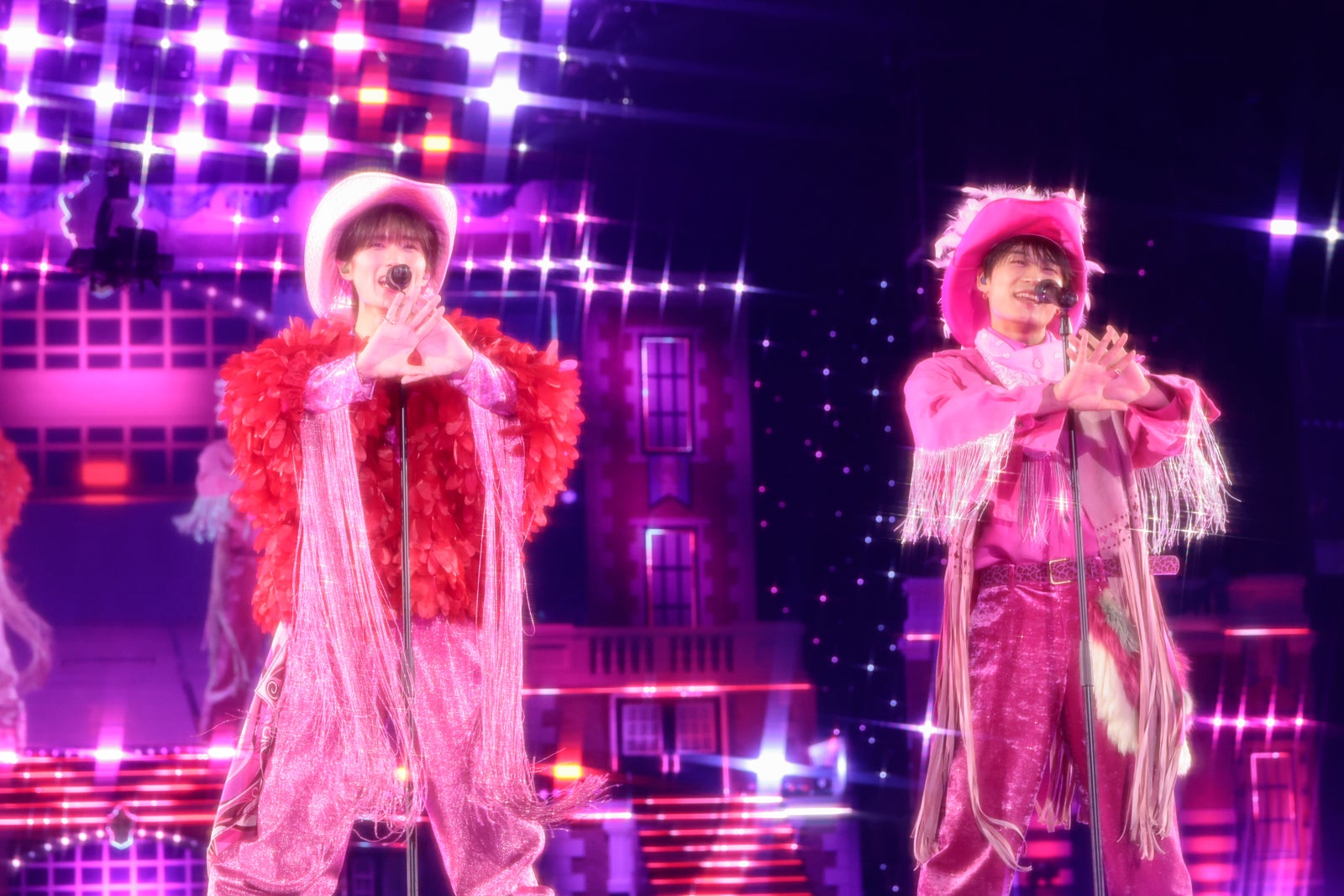 鶴 and 亀「LOVE2000」（撮影：米山三郎／笹森健一）