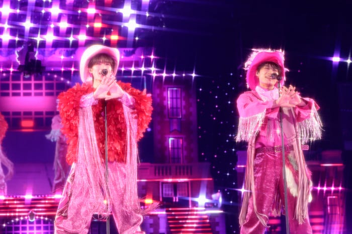 鶴 and 亀「LOVE2000」(撮影:米山三郎/笹森健一)