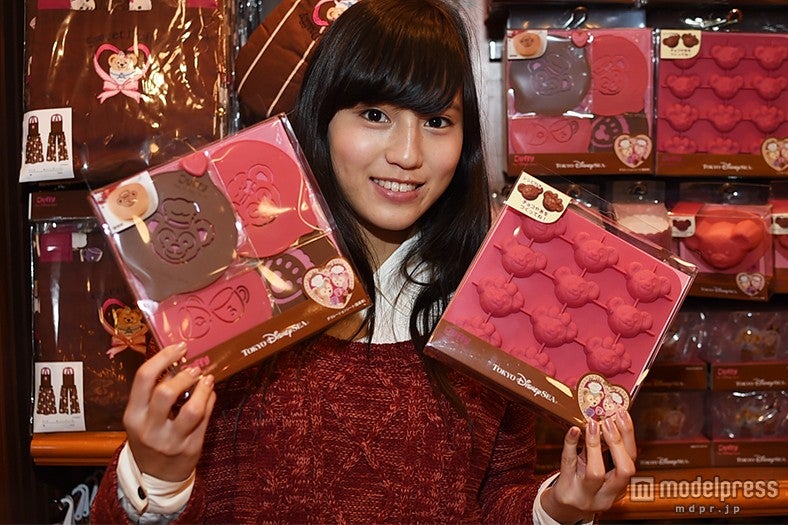 デコレーションシート（左）￥1200、シリコーンモールド（右）￥1200／モデル：矢内美麻理