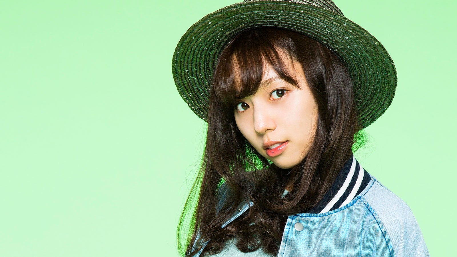 新内眞衣／「smart」5月号（2017年3月24日発売）より（画像提供：宝島社）