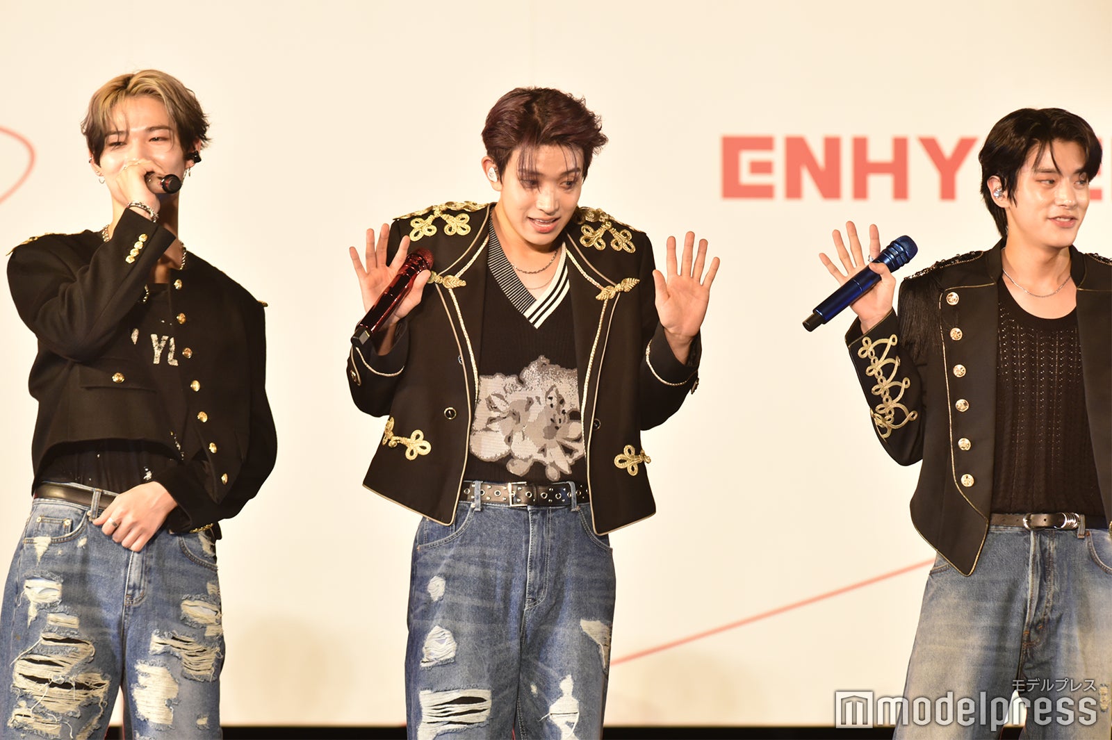 ショーケースの終わりが近づき残念がるファンの反応を真似するNI-KI、HEESEUNG、JAKE（C）モデルプレス