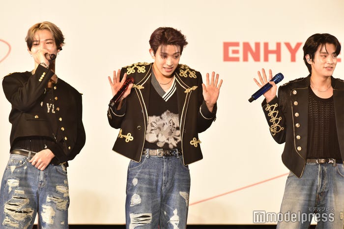 ショーケースの終わりが近づき残念がるファンの反応を真似するNI-KI、HEESEUNG、JAKE(C)モデルプレス